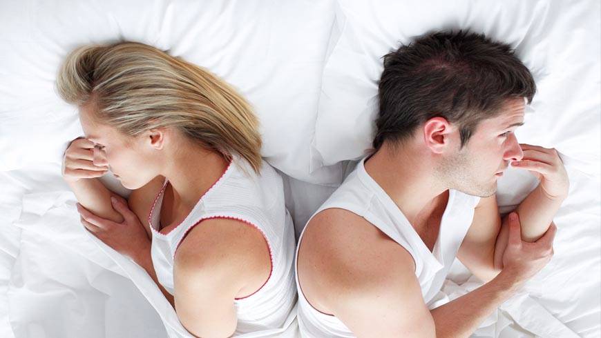 Vaginismus - Couple pensive in bed